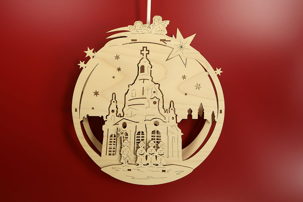 Fensterbild Dresden Frauenkirche<br />Sternenschweif beleuchtet