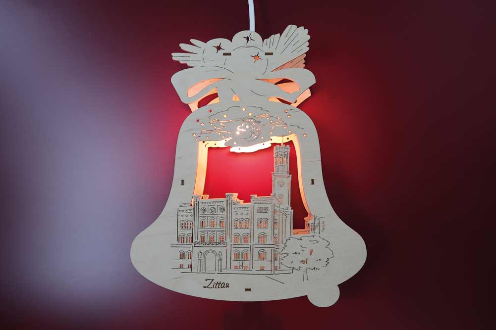 Fensterbild beleuchtet Glocke Zittau Rathaus