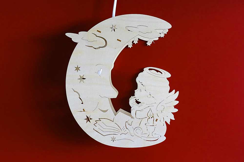 Fensterbild beleuchtet Mond mit Engel