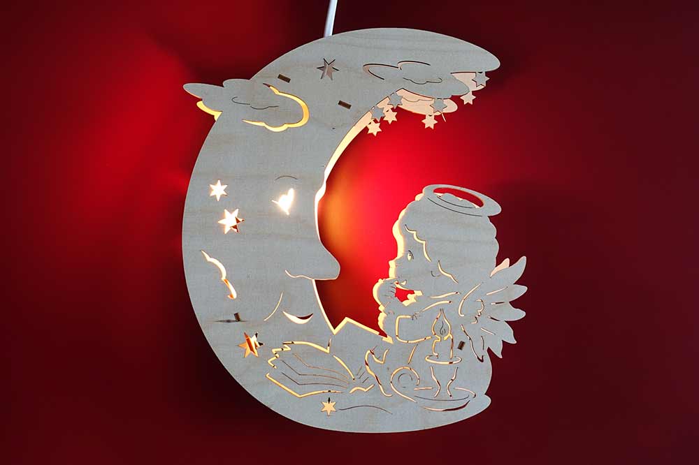 Fensterbild beleuchtet Mond mit Engel