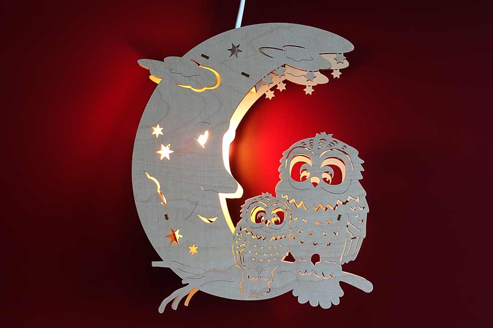 Fensterbild beleuchtet Mond mit Eulen