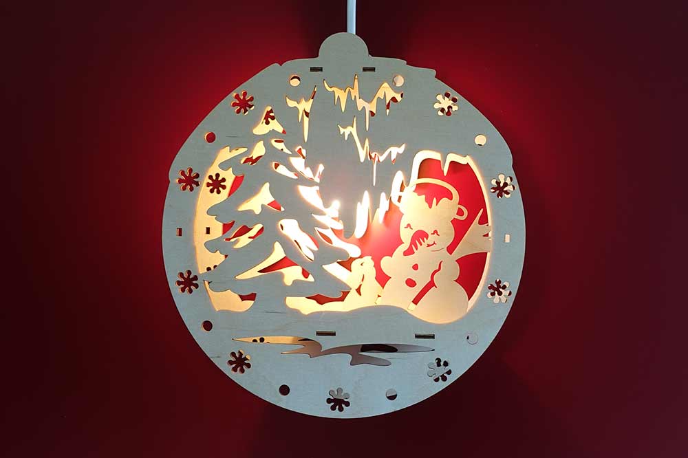 Fensterbild beleuchtet Winterlandschaft mit Schneemann