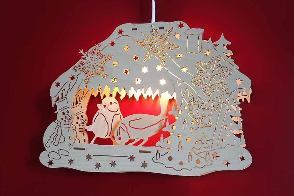 Fensterbild beleuchtet Vogelhaus
