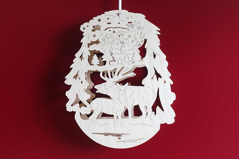 Fensterbild beleuchtet Winterwald mit Hirsch und Reh