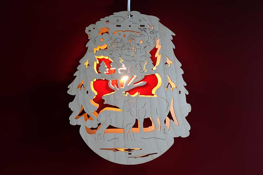 Fensterbild beleuchtet Winterwald mit Hirsch und Reh