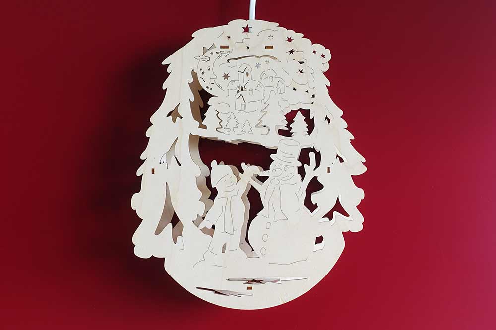 Fensterbild beleuchtet winterwald mit Schneemann