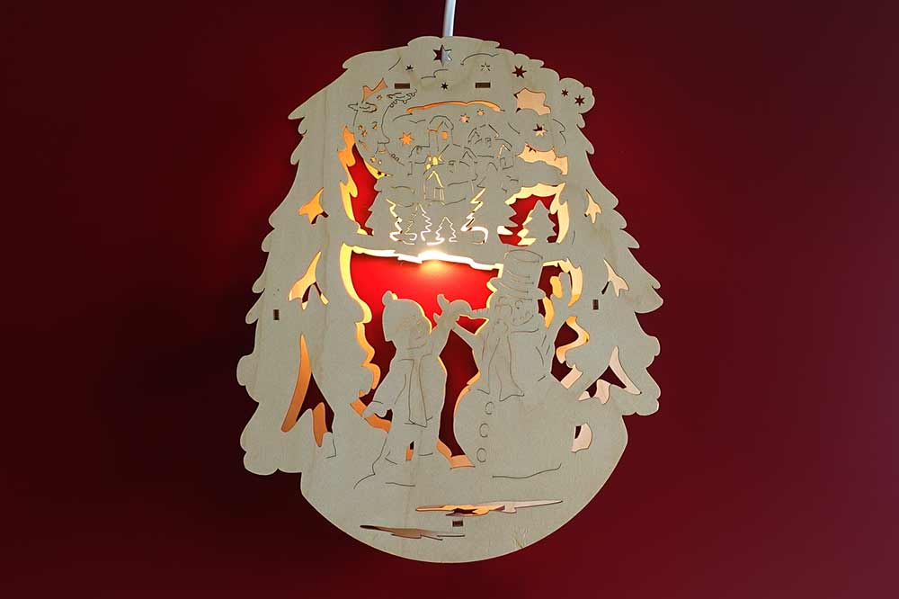 Fensterbild beleuchtet winterwald mit Schneemann