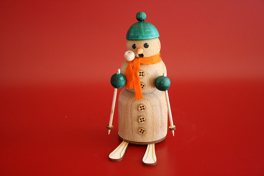 Räuchernder Schneemann mit Ski