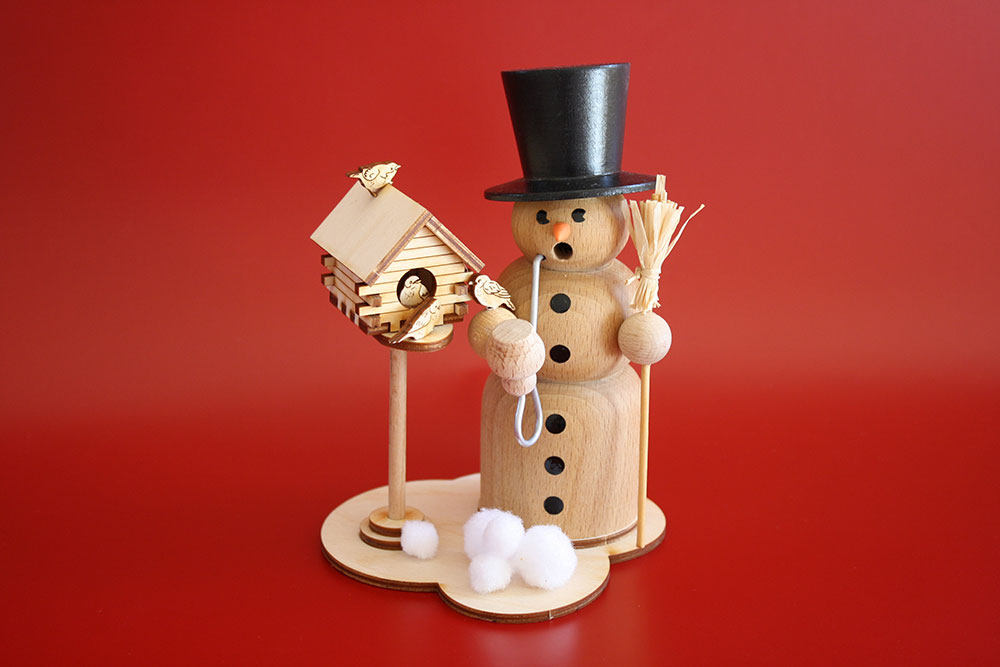Räuchernder Schneemann mit Vogelhaus