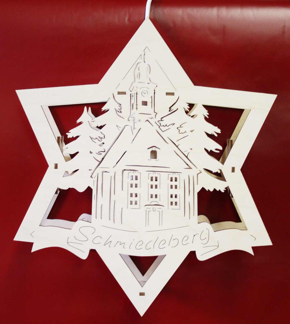 Fensterbild beleuchtet Stern Schmiedeberg Kirche