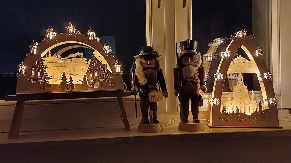 Fensterbank, beleuchtet mit einem Schwibbogen Fensterbank, beleuchtet mit einem Schwibbogen